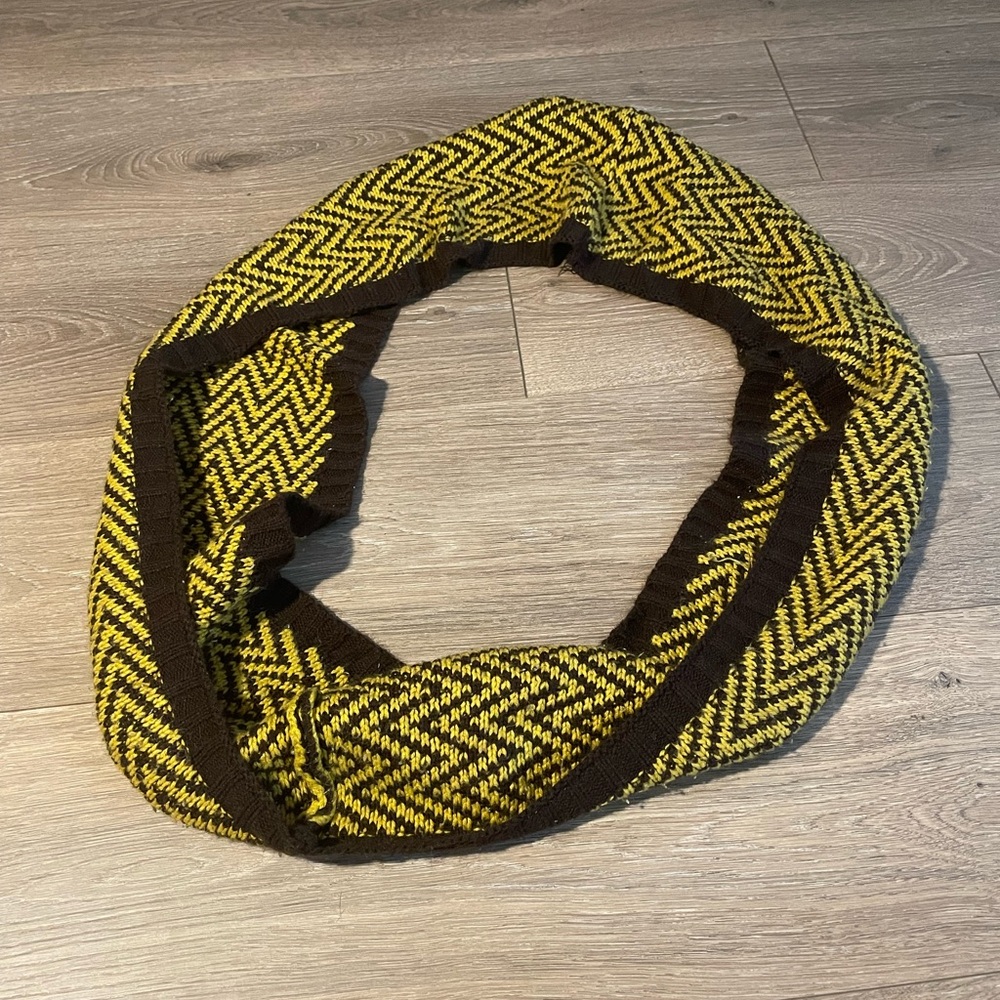 Brown/yellow scarf!